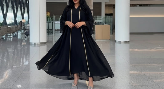 عباءة سوداء أنيقة بتفاصيل ذهبية